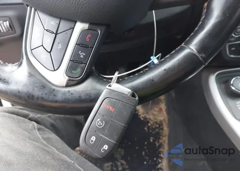 2019 Jeep Compass Latitude 4X4 z USA, uszkodzony, nr VIN 3C4NJDBB8KT703991